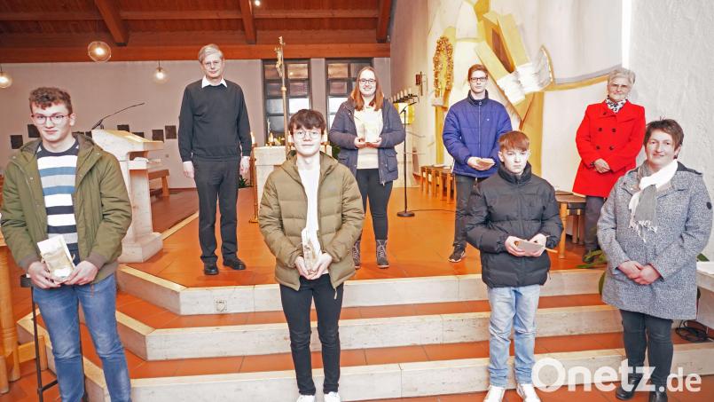 Insgesamt sechs Ministranten werden in der Pfarrkirche St. Sebastian von Pfarrer Norbert Götz verabschiedet: Julia Lukas (hinten, Zweite von links), Christian Winter (hinten, Zweiter von rechts) sowie (vorne, von links) Anton Neuber, Lukas Grünauer und Jonas Götz. Bild: fvo