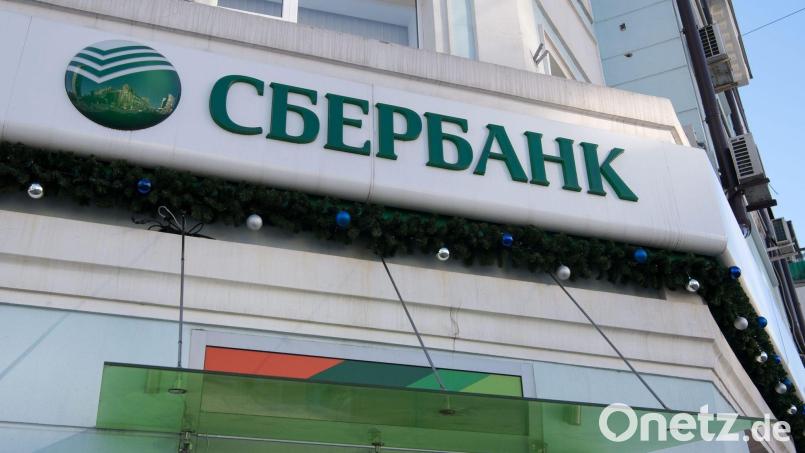 Das Logo der Sberbank an einer Filiale in Russland. Bild: Peter Kneffel/dpa