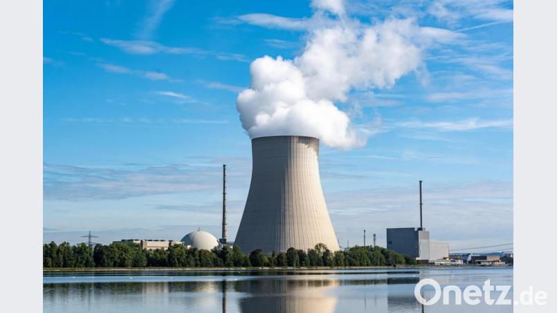 Die Atomkraftwerke (AKW) Isar 1 (rechts) und Isar 2 mit dem Kühlturm in der Mitte. Bild: Armin Weigel