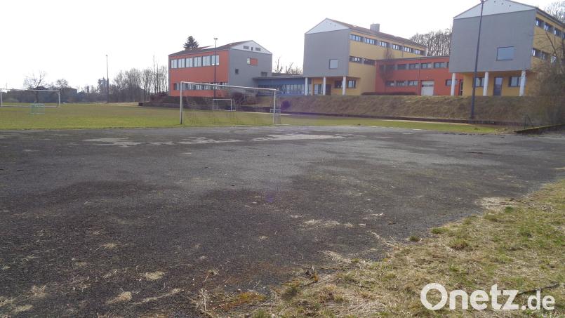 Die in die Jahre gekommene Asphaltfläche an der Schule soll zu einem Multifunktionsplatz umgestaltet werden. Bild: amö