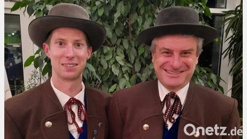 Die Mitglieder des Heimat- und Trachtenvereins Hirschau bestätigen die beiden Vorsitzenden Michael Meier (links) und Gaston Lottner einstimmig in ihren Ämtern. Bild: u
