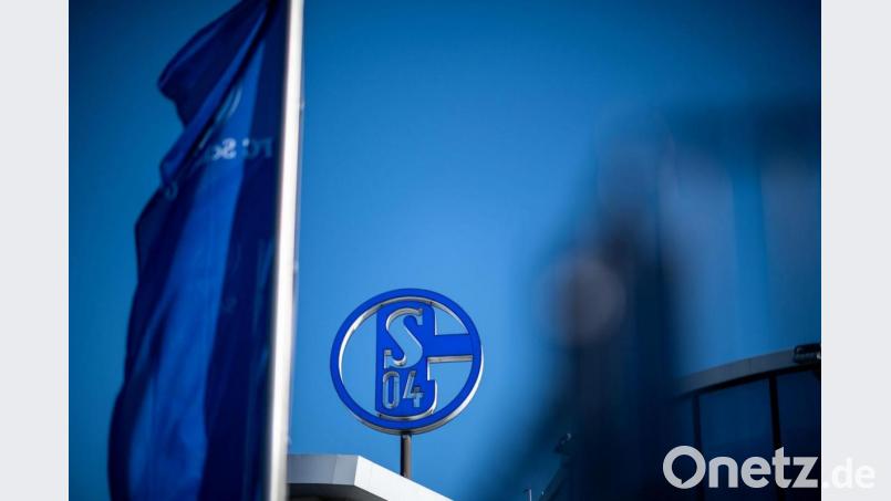 Medienberichten zufolge soll das Wohnungsunternehmen Vivawest neuer Sponsor des Fußball-Zweitligisten FC Schalke 04 werden. Bild: Fabian Strauch/dpa