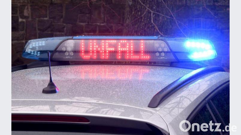 Die Leuchtschrift „Unfall“ auf dem Dach eines Polizeiwagens. Bild: Carsten Rehder/dpa/Symbolbild