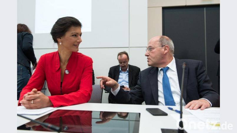 Gregor Gysi und Sahra Wagenknecht unterhalten sich bei einer Fraktionssitzung im Oktober 2015. Bild: picture alliance / dpa