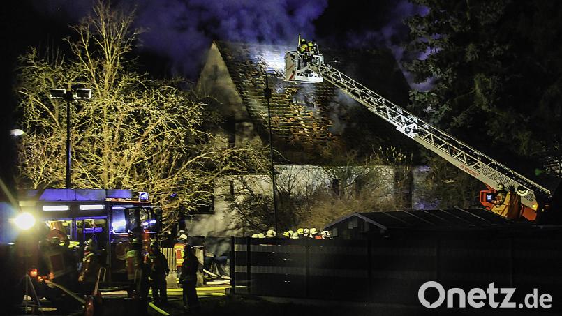 In einem Wohnhaus in Diendorf brach in der Nacht zum Montag ein Feuer aus. Ein Großaufgebot an Feuerwehrleuten rückte an. Bild: Hösamer