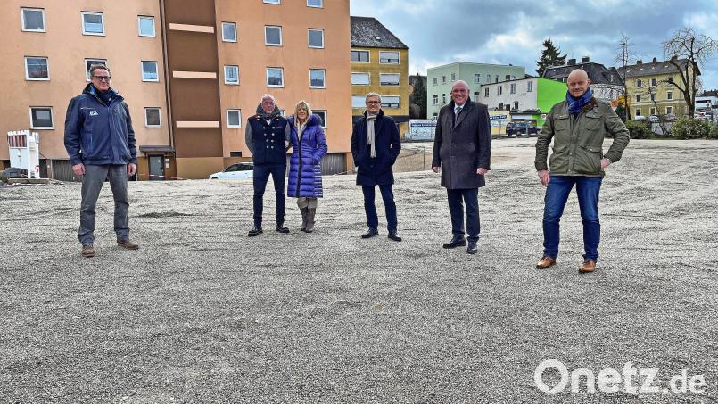 Freuten sich über rund 100 Parkplätze (von links): Projektleiter Alexander Rieß, das Ehepaar Kurt und Hanne Kögler, Architekt Thomas Sticht, Oberbürgermeister Oliver Weigel und Stadtbaumeister Stefan Büttner. Bild: fphs