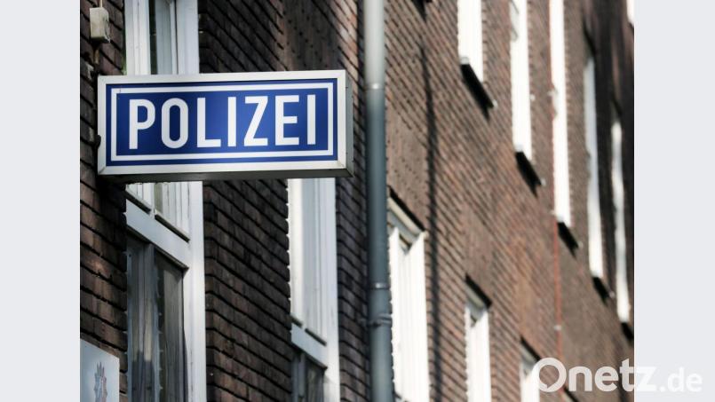 Ein Schild mit der Aufschrift &quot;Polizei&quot; hängt an einem Polizeipräsidium. Bild: Roland Weihrauch/dpa/Symbolbild