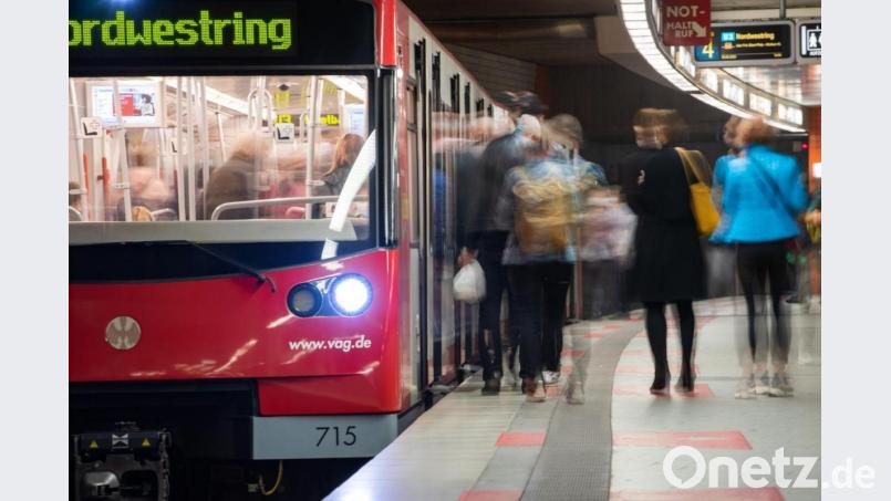 Eine U-Bahn steht an der Haltestelle „Hauptbahnhof“ am Gleis. Bild: Daniel Karmann/dpa
