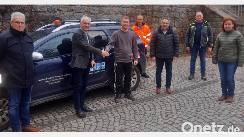 Den neuen Wassermeister Tobias Nickl (Dritter von links) hießen im Kreise der Kollegen willkommen: Vorsitzender Peter König (Zweiter von links), Geschäftsführer Thomas Prechtl (Dritter von rechts) und der ehemalige Wassermeister Gerhard Daubner (links). Bild: ld