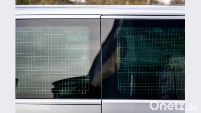 Justizvollzugsbeamte fahren den verurteilten Ex-Krankenpfleger Niels Högel (l) zum Prozess in die  Weser-Ems-Hallen. Bild: Mohssen Assanimoghaddam/dpa