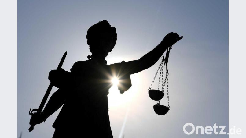 Eine Statue der Justitia steht mit Waage und Schwert in der Hand. Bild: Arne Dedert/dpa/Symbolbild