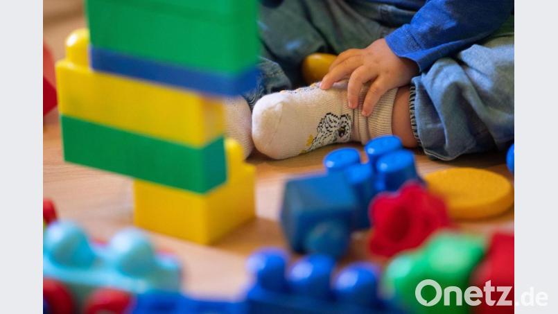 Ein Kind spielt in einer Kita. Bild: Sebastian Gollnow/dpa/Illustration