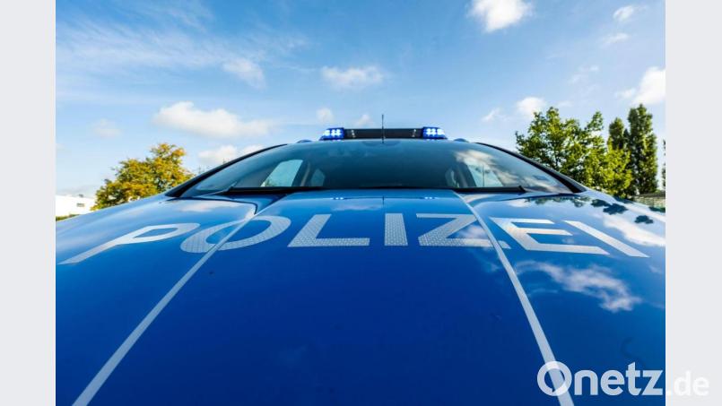 Auf der Motorhaube eines Streifenwagens steht der Schriftzug „Polizei“. Bild: David Inderlied/dpa/Illustration