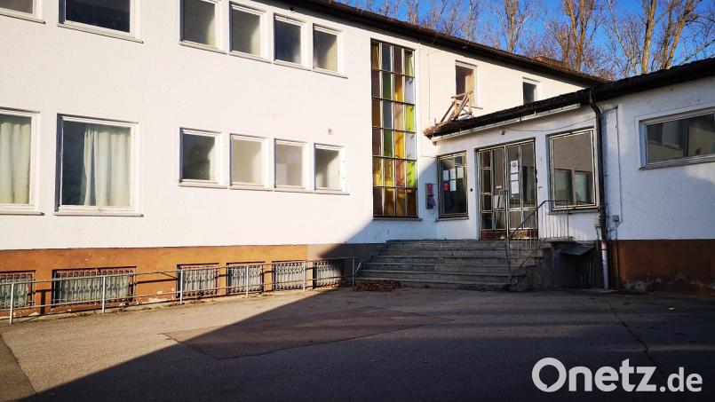 Das Gemeinschaftshaus im Schwandorfer Stadtteil Dachelhofen wurde längere Zeit als Asylunterkunft genutzt und steht aktuell leer. Es würde sich für die Aufnahme von geflüchteten Ukrainern anbieten, müsste aber erst saniert werden. Bild: Thomas Dobler