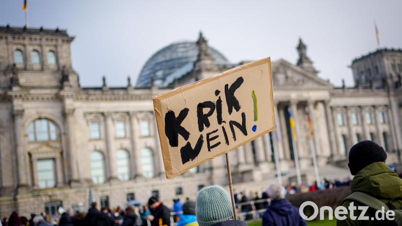 Eine Teilnehmerin hält das Plakat ihrer Kinder mit der Aufschrift „Krik Nein“ vor dem Reichstagsgebäude am Rande der Demonstration gegen den Krieg in der Ukraine. Bild: Kay Nietfeld/dpa