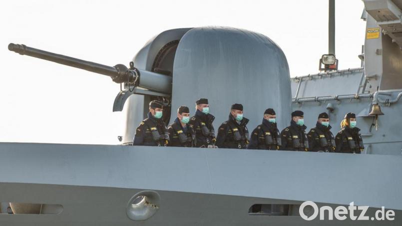 Marinesoldaten der Korvette &quot;Erfurt&quot; auf dem Schiff, während sie den Marinestützpunkt Wilhelmshaven verlassen, um sich der Standing NATO Maritime Group 1 (SNMG 1) anzuschließen. Bild: Mohssen Assanimoghaddam/dpa