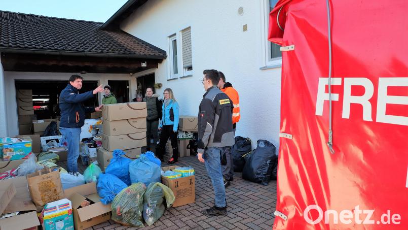 Michael Roith koordiniert das Verladen der Spenden für den Weitertransport. Bild: wlr