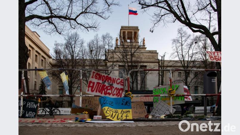 An den Absperrgittern vor der russischen Botschaft in Berlin haben Menschen Plakate angebracht. Bild: Paul Zinken/dpa