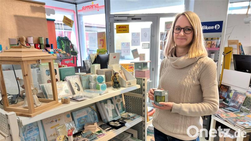 Die Buchhändlerin Heike Hagl zeigt die Abteilung mit dem modernen Angebot an religiösen Objekten, die beispielsweise bei Taufe oder Erstkommunionfeier ins Blickfeld rücken. Bild: lg