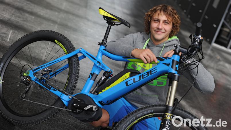 Cube-Mitarbeiter Thomas Männel zeigt ein E-Mountainbike mit Bosch-Antrieb. Archivbild: Felix Kästle