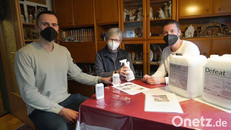 Timo Györi, und Benjamin Eibisch (von links) unterstützen das Hilfsprojekt Feuerkinder von Dr. Annemarie Schraml (Mitte) mit Desinfektionsmittel. Bild: kaz