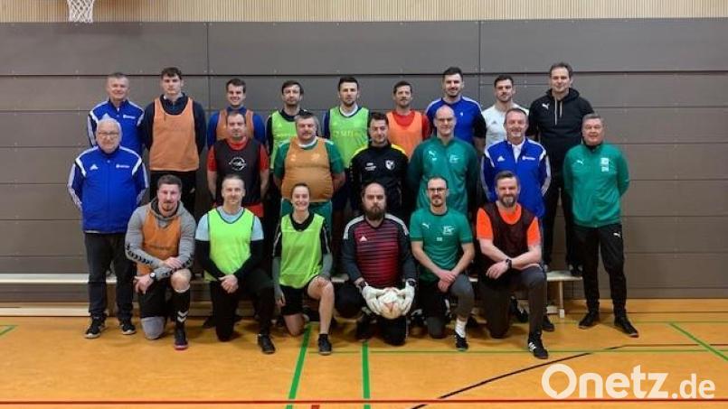 Die Teilnehmer, Ausbilder und Prüfer des Lehrgangs zur C-Lizenz für Jugendfußball-Trainer beim FC Weiden-Ost. Bild: exb