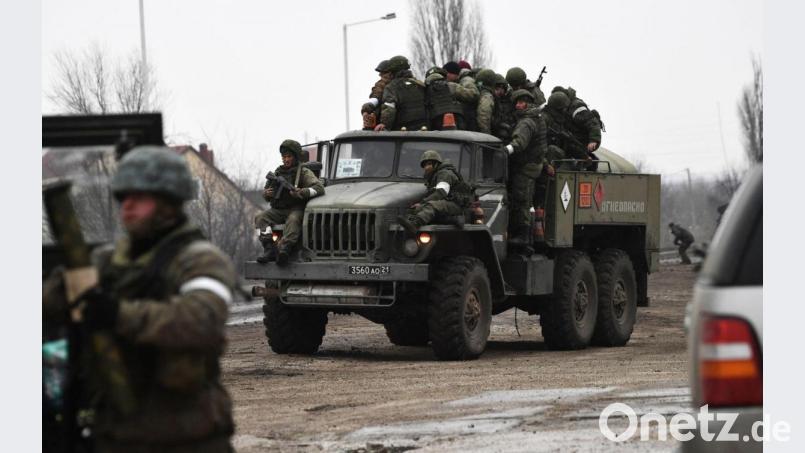 Russische Soldaten auf einem Militärlastwagen. Bild: Konstantin Mihalchevskiy/Sputnik/dpa/Archivbild