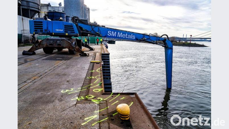 Drei Insassen des Fahrzeuges konnten nur noch tot geborgen werden. Bild: Arnulf Stoffel/dpa