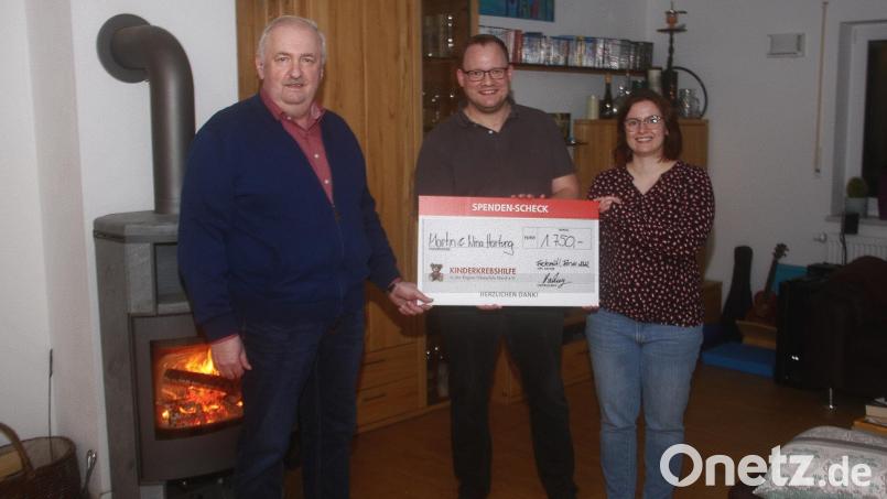 Der private Spendentopf, den Nina und Martin Hartung (von rechts) für soziale Zwecke bereitgestellt hatten, war mit 1750 Euro gefüllt. Im Namen der Kinderkrebshilfe in der Region Oberpfalz-Nord bedankte sich deren Vorsitzender Herbert Putzer (links). Bild: wro