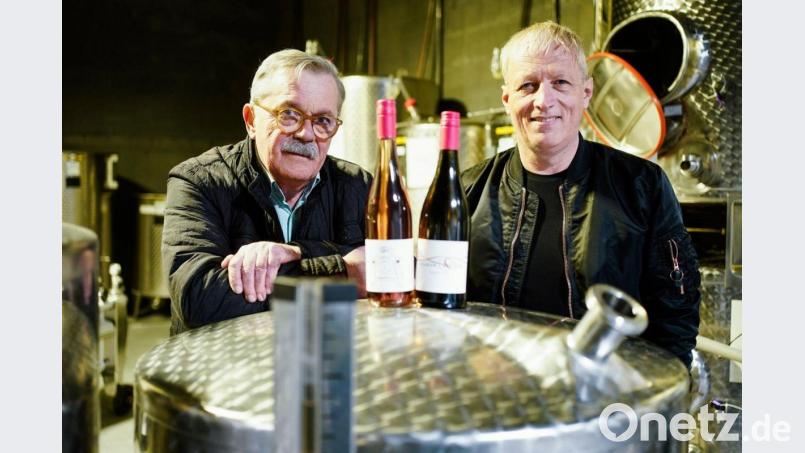 Robert Boudier (l) und Elmar Koeller, Inhaber des Weinguts Boudier und Koeller, zwischen Weinfässern. Bild: Uwe Anspach/dpa