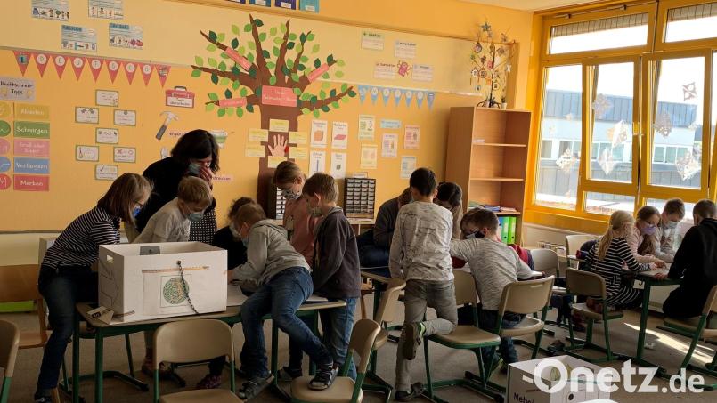 Konzentriert versuchen die Kümmersbrucker Grundschüler, beim Edu-Breakout die Rätsel zu lösen. Bild: Birgit Koholka/exb