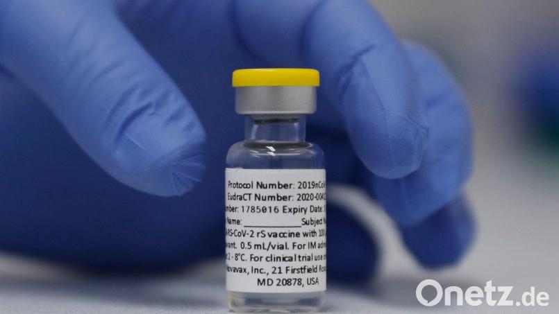 Eine Ampulle mit dem Corona-Impfstoff des US-Herstellers Novavax steht auf einem Tisch. Bild: Alastair Grant/AP/dpa/Symbolbild