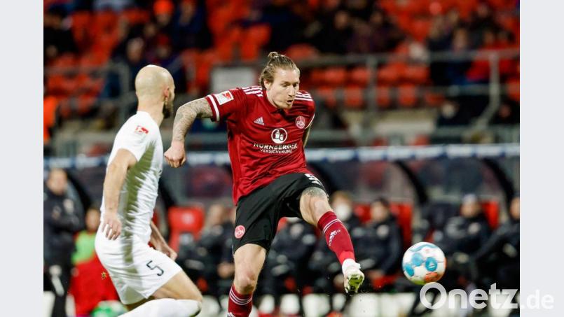 Der Nürnberger Manuel Schäffler (r) in Aktion. Bild: Daniel Löb/dpa