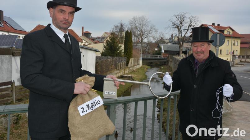 Gaudiwurm-Vorsitzender Michael Zintl (links) und Zweiter Bürgermeister Johann Brandl trafen sich zum Geldbeutelwaschen und zur Rückgabe von Stadtschlüssel und Geldsäckel auf der Färberbrücke. Bild: jr