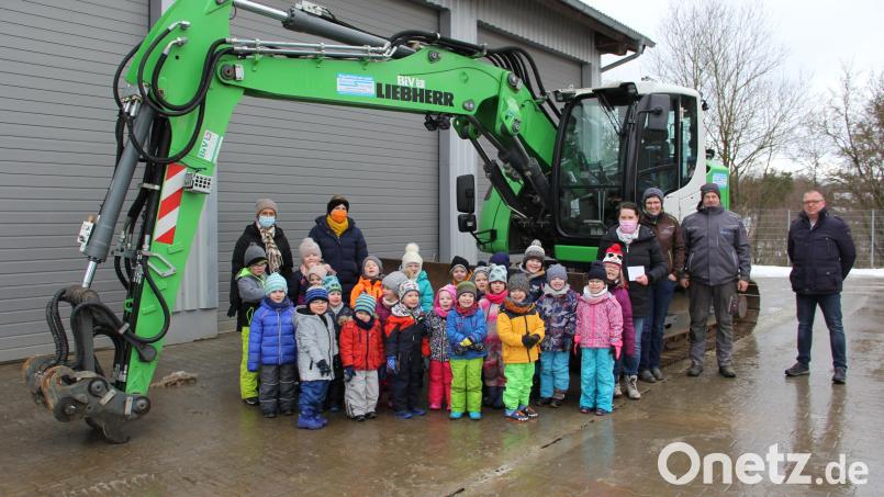 Die Kinder der Schatzinselgruppe des Kinderhauses Dorfpiraten durften den neuen Bagger der Familie Scharnagl besichtigen. Bild: Ilona Kilian/exb