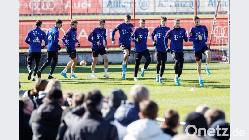 Beim ersten Training der Profis mit Fans seit Oktober 2021, wärmen sich die Spieler zu Beginn des Trainings auf. Bild: Matthias Balk/dpa