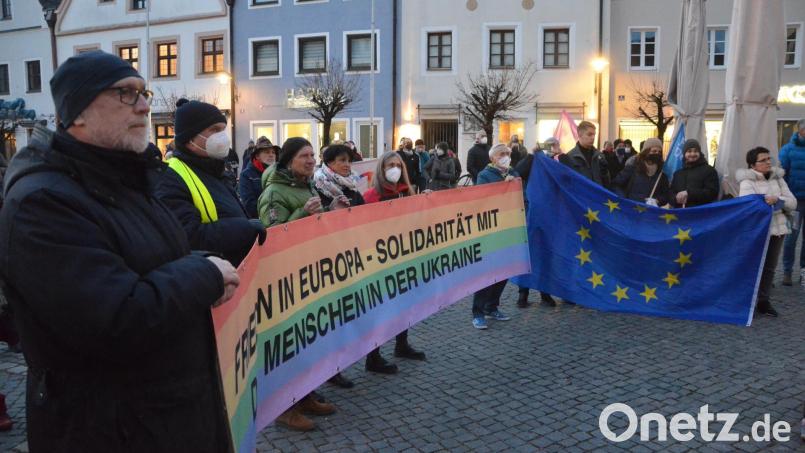 Mehr als 200 Menschen fanden sich vor dem Alten Rathaus ein, um gegen Putins Krieg in der Ukraine zu protestieren. Bild: Kunz