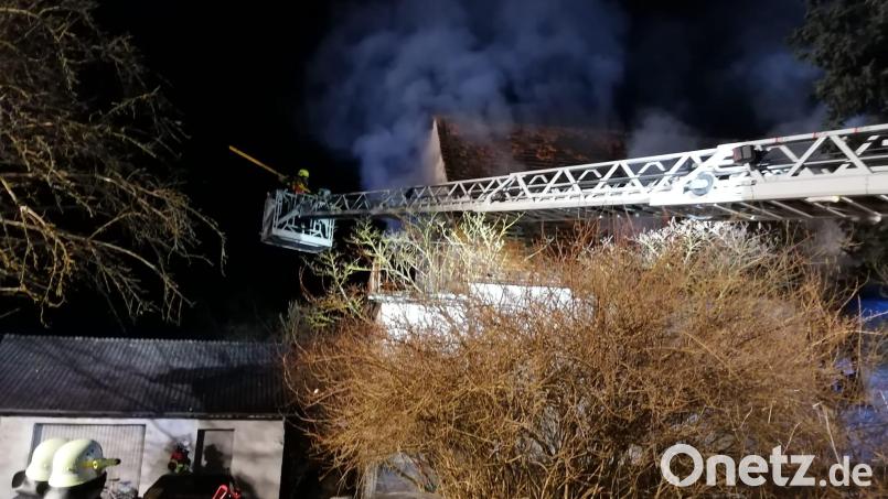 Auch über den Balkon bekämpften die rund 80 Feuerwehrleute den Brand. Bild: exb/Feuerwehrverband Schwandorf