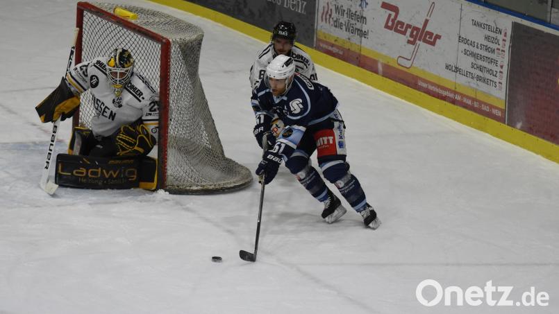 Chad Bassen (blaues Trikot) glänzte beim 6:3-Sieg der Blue Devils gegen den EV Füssen als dreifacher Torschütze. Bild: gb
