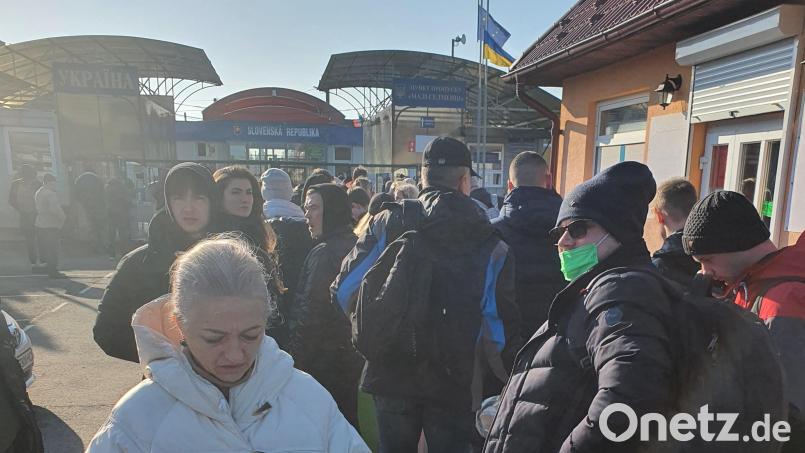 Am Grenzübergang Veľké Slemence stehen die Leute am Nachmittag bei relativ milden Temperaturen zunächst in lockerer Reihe an. Auch Hans Franz gelang hier die Ausreise. Die Frau mit dem weißen Mantel brachte ihren Sohn, der in der Slowakei studiert zum Übergang, kehrte selbst aber in die Ukraine zurück. Bild: Hans Franz/exb
