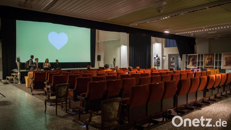 Die &quot;Road-Show&quot; der Zwickl-Dokumentarfilmtage 2021 macht vom 27. Oktober bis 1. November in Schwandorf Station. Das ehemalige Kino &quot;Metropol&quot;, zuletzt Blumengeschäft der Familie Heinz, wird wieder zum Mekka für Filmfans. Bild: Schleicher/exb