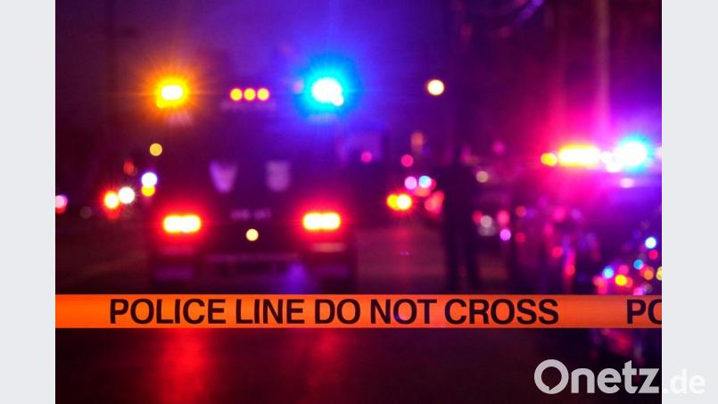 Polizeiband in der Nähe des Tatorts einer Schießerei in Sacramento. Ein Mann hat in einer Kirche mindestens vier Menschen erschossen und auch sich selbst getötet. Bild: Rich Pedroncelli/AP/dpa