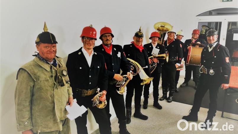 Die Feierwehrkapelln bleibt zu Hause und die alten Uniformen im Schrank. Archivbild: gz
