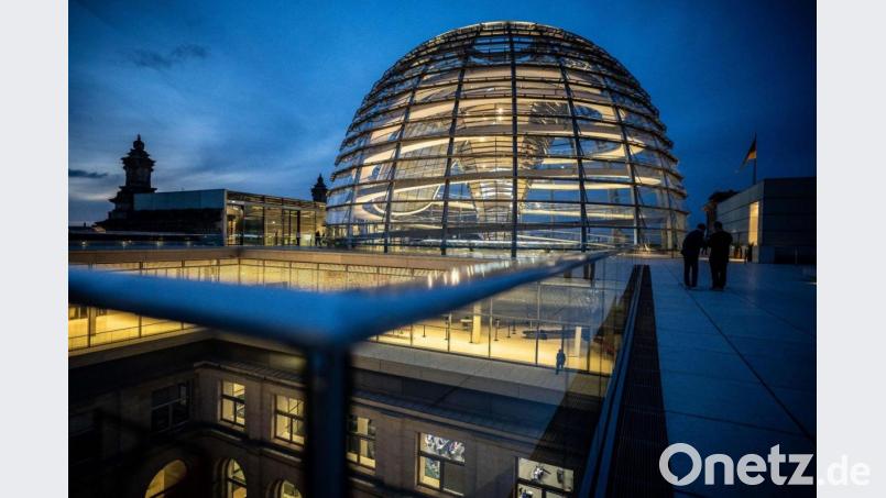 Der Deutsche Bundestag im Reichstagsgebäude mit der gläsernen Kuppel. Das neue Lobbyregister des Bundestages ist bereits kräftig gefüllt. Bild: Michael Kappeler/dpa