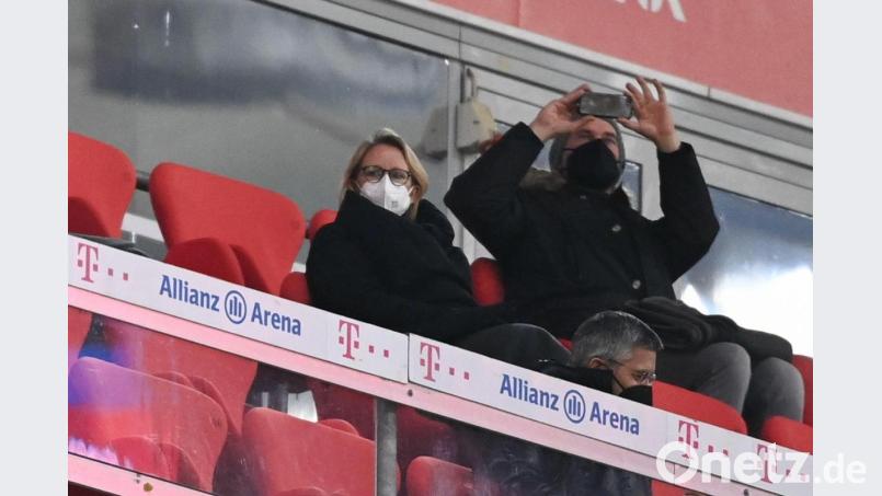 Die DFL-Geschäftsführerin und Sprecherin des DFL-Präsidiums, Donata Hopfen, sitzt während eines Bundesligaspiels auf der Ehrentribüne. Bild: Sven Hoppe/dpa