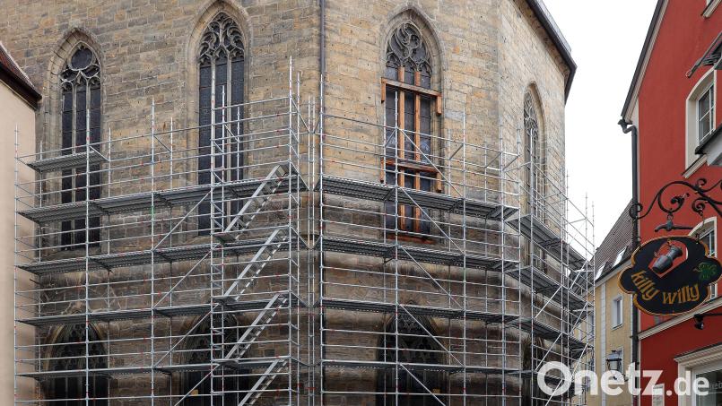 Die Apsis der Basilika St. Martin, der Rundbau, der sich im Osten an das Kirchenschiff anschließt, ist eingerüstet. Hier geht die Außensanierung in die nächste Runde. Bild: Wolfgang Steinbacher
