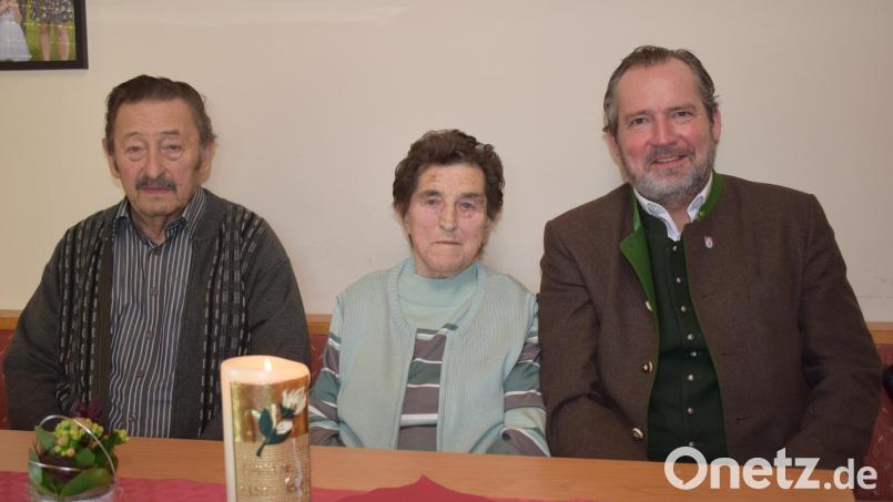 Bürgermeister Frank Zeitler (rechts) gratulierte den Eheleuten Frieda und Alois Blödt zur Eisernen Hochzeit. Bild: bnr