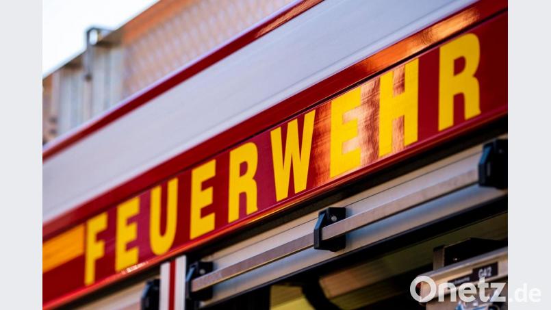Auf dem Einsatzfahrzeug ist in gelber Farbe der Schriftzug „Feuerwehr“ zu lesen. Bild: David Inderlied/dpa/Symbolbild