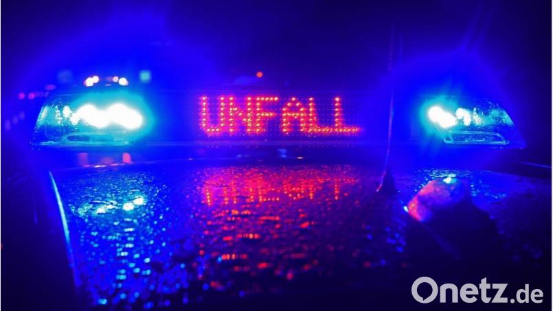 Ein Einsatzwagen der Polizei steht an einer Unfallstelle. Bild: Stefan Puchner/dpa/Symbolbild