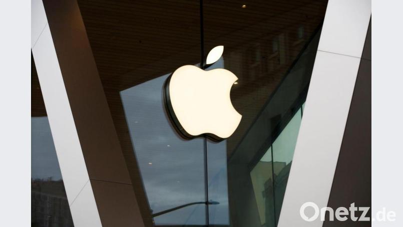 Ein Apple-Logo an der Fassade eines Apple Stores in Brooklyn. Bild: Kathy Willens/AP/dpa